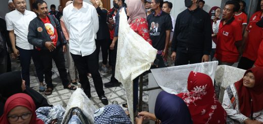 Capres nomor urut 3 Ganjar Pranowo, hadir dan berdialog dengan pengusaha batik di Desa Kliwonan Kecamatan Masaran, Kabupaten Sragen, Minggu (24/12/2023)