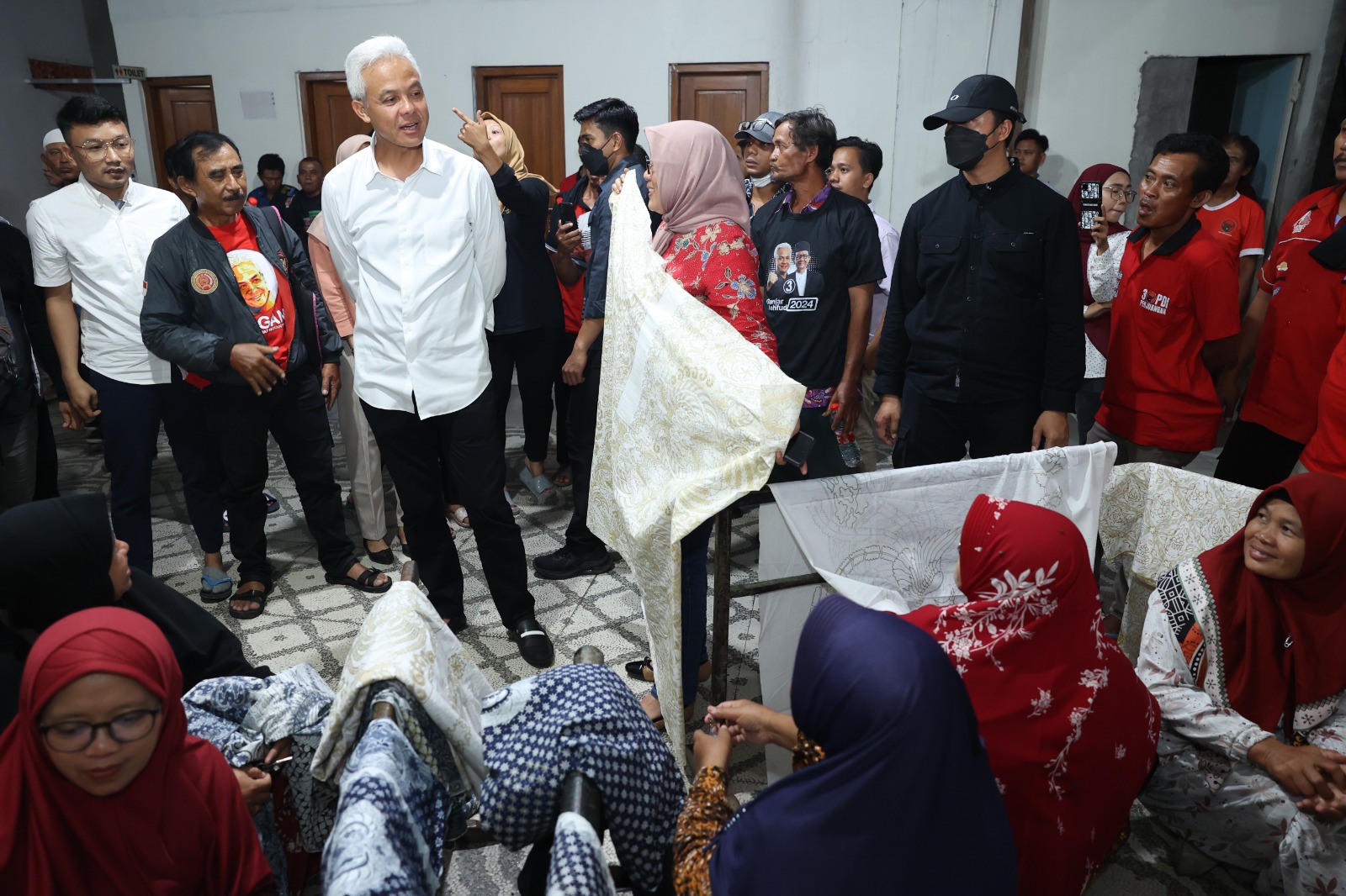 Capres nomor urut 3 Ganjar Pranowo, hadir dan berdialog dengan pengusaha batik di Desa Kliwonan Kecamatan Masaran, Kabupaten Sragen, Minggu (24/12/2023)