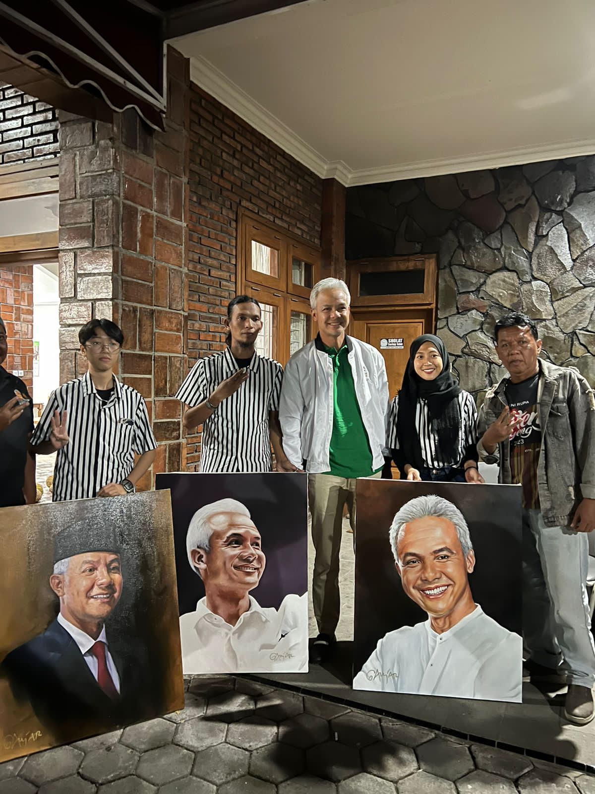 Capres nomor urut 3 Ganjar Pranowo menerima dukungan dari perwakilan 40 pelukis se Solo Raya