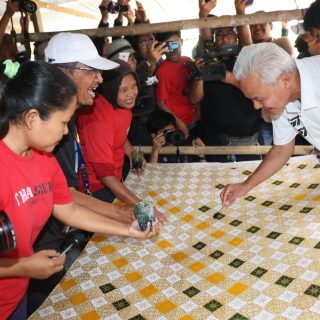 Capres nomor urut 3 Ganjar Pranowo mengunjungi sentra batik Kedung Gudel Sukoharjo, Selasa (26/12/2023)