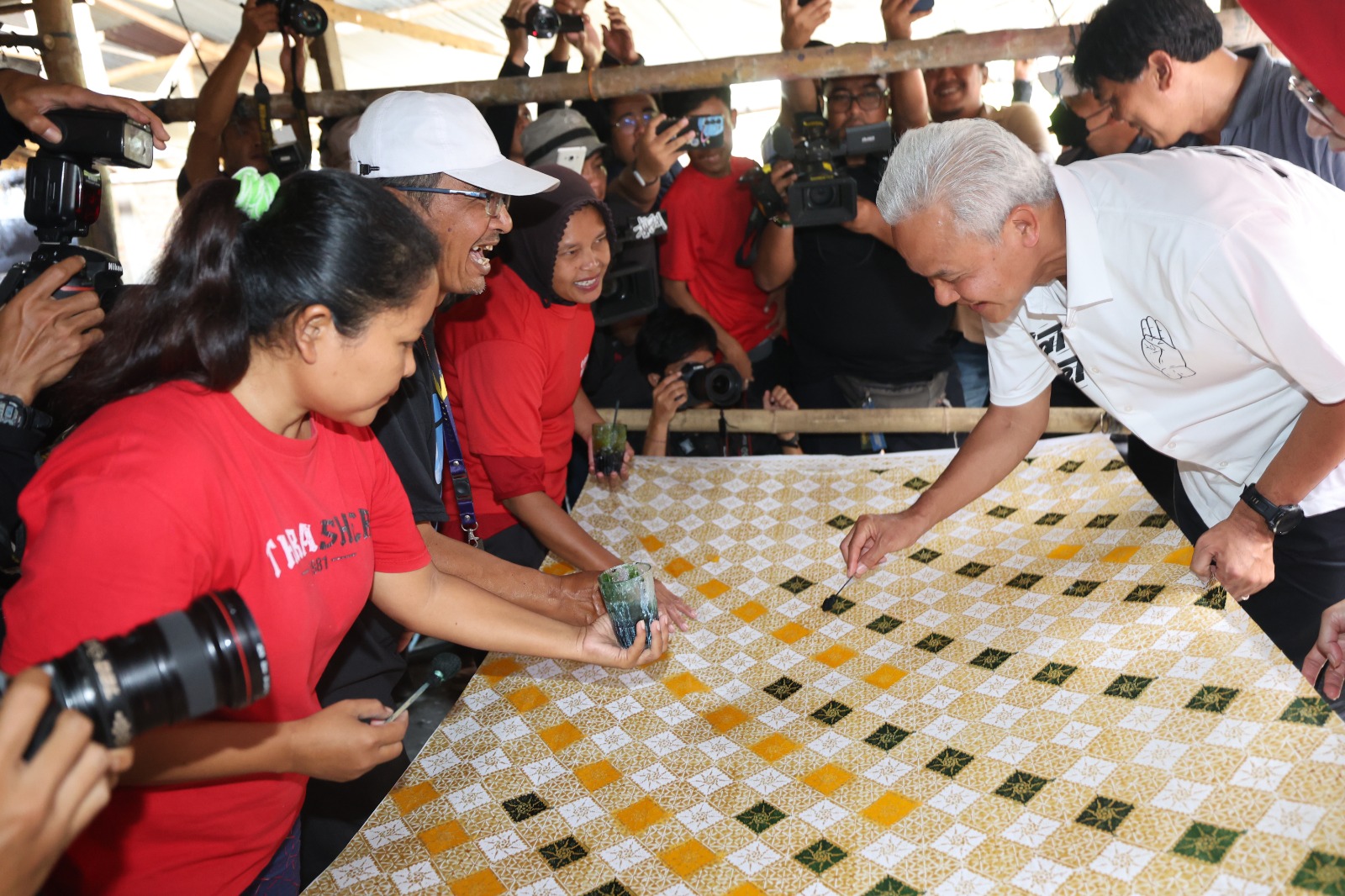 Capres nomor urut 3 Ganjar Pranowo mengunjungi sentra batik Kedung Gudel Sukoharjo, Selasa (26/12/2023)