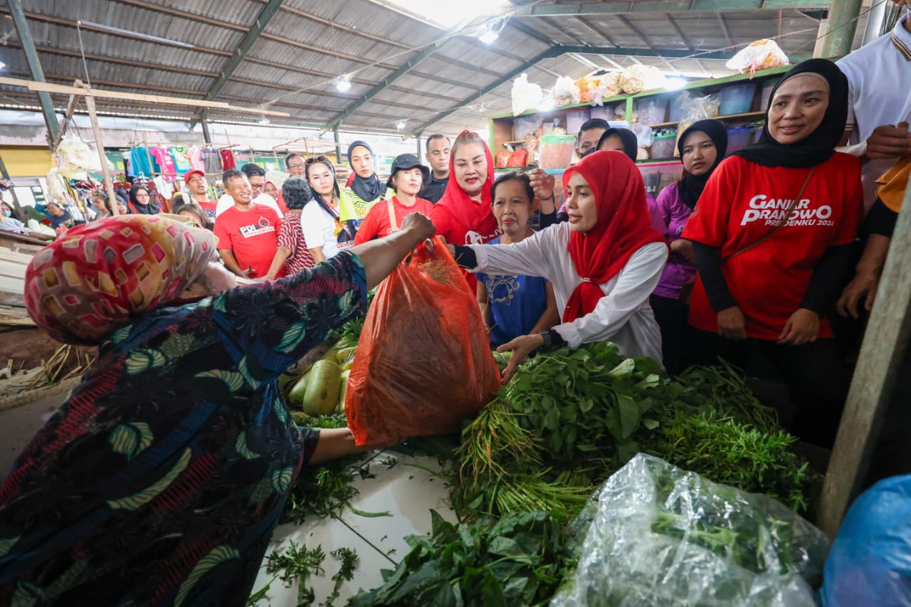 Siti Atikoh Supriyanti, istri capres Ganjar Pranowo blusukan ke Pasar Boom Lama Kota Semarang dan memborong beberapa dagangan milik pedagang, Sabtu (30/12/2023)