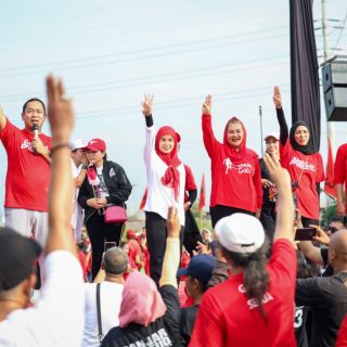 Siti Atikoh Supriyanti, istri calon Presiden RI 2024 Ganjar Pranowo menghadiri acara senam bareng warga di Bandarharjo, Semarang Utara, Kota Semarang, Sabtu (30/12/2023)