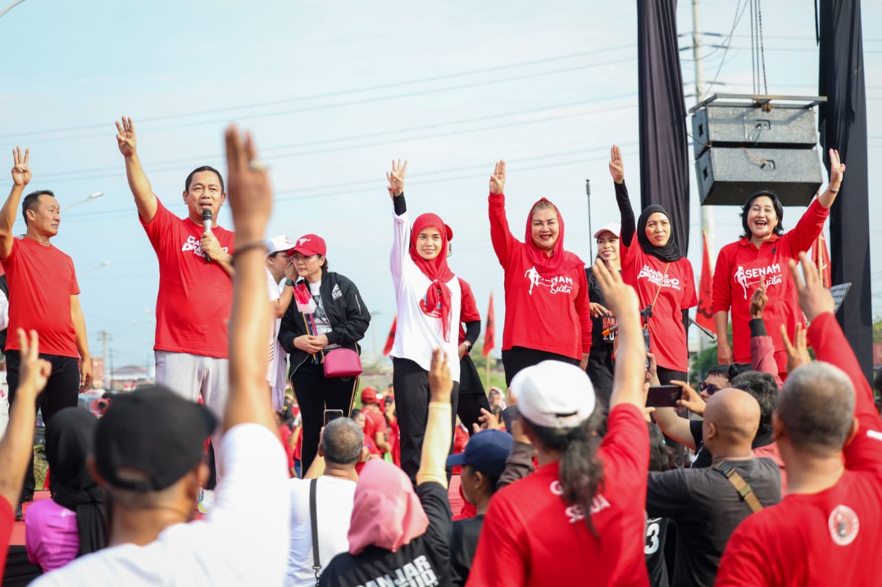 Siti Atikoh Supriyanti, istri calon Presiden RI 2024 Ganjar Pranowo menghadiri acara senam bareng warga di Bandarharjo, Semarang Utara, Kota Semarang, Sabtu (30/12/2023)