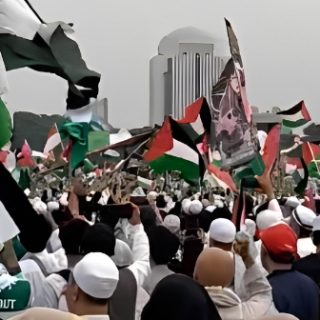 Aksi Munajat Kubro 212 untuk mendoakan Palestina digelar di kawasan Monas Jakarta, Sabtu (2/12/2023)