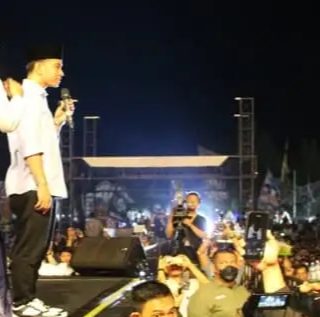 Cawapres nomor urut 2, Gibran Rakabuming Raka dan Gus Miftah hadiri Konser Indonesia Maju di Lapangan Nguwer, Sragen