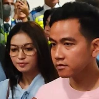 Calon Wakil Presiden (Cawapres) nomor urut 2 Gibran Rakabuming Raka didampingi istri, Selvi Ananda, tiba di Kupang, NTT, Jumat (29/12/2023) malam