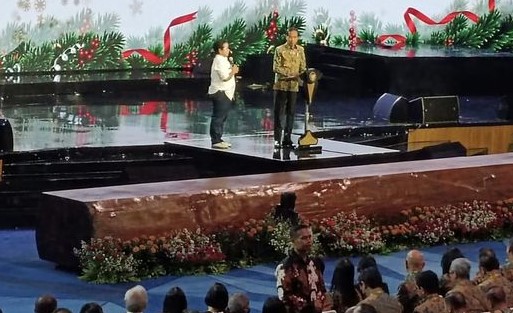 Presiden Jokowi mengundang jemaat untuk menjawab pertanyaan dan memperoleh sepeda pada Perayaan Natal Nasional di Gereja Grha Bethany, Nginden, Surabaya, Rabu (27/12)