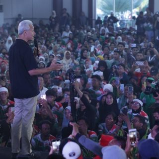 Capres nomor urut 3, Ganjar Pranowo, mendengar sekaligus memberi solusi warga yang curhat soal akses modal usaha yang sulit, dalam acara silaturahmi bersama Tokoh Agama dan Tokoh Masyarakat Sulawesi Tenggara di Hotel Claro Kendari, Minggu (3/12/2023)