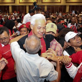 Calon presiden 2024, Ganjar Pranowo, mendapat sambutan luar biasa dari masyarakat saat hadir di Sriti Convention Hall, Palu, Sulawesi Tengah, Senin (4/12/2023)