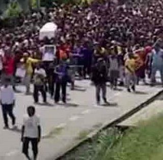 Jenazah Lukas Enembe dipikul ribuan massa ke STAKIN Sentani. Prosesi persemayaman eks Gubernur Papua itu sempat berjalan ricuh