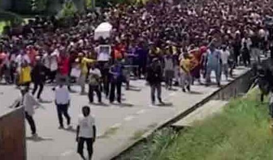 Jenazah Lukas Enembe dipikul ribuan massa ke STAKIN Sentani. Prosesi persemayaman eks Gubernur Papua itu sempat berjalan ricuh