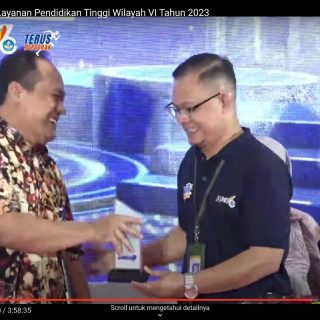 Kepala LLDikti Wilayah 6 Jateng, Bhimo Widyo Andoko SH MH menyerahkan penghargaan kategori Indeks MBKM terbaik dan Satgas PPKS perguruan tinggi yang terdaftar di Portal PPKS Kemendikbudristek. Penghargaan diterima Sekretaris Universitas Dr Abdul Karim SE MSi, di Hotel Patra Jasa pada 19 Desember 2023