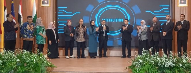 Rektor Universitas Semarang (USM), Dr. Supari ST MT, hadir pada kegiatan 1st International Conference on Technology, Engineering, and Computing Applications (ICTECA) 2023 di Auditorium Ir. Widjatmoko USM, Rabu (20/12)