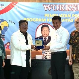 Wakil Rektor III Dr Muhammad Junaidi SHI MH menyerahkan plakat kepada narasumber Febri Rahman yang didampingi oleh Ketua PPKM Dr Andi Kurniawan ST MT dan Harmini ST MEng