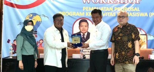 Wakil Rektor III Dr Muhammad Junaidi SHI MH menyerahkan plakat kepada narasumber Febri Rahman yang didampingi oleh Ketua PPKM Dr Andi Kurniawan ST MT dan Harmini ST MEng