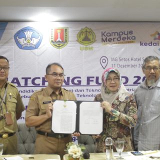 Penyerahan draft final Peraturan Wali Kota (Perwal) mengenai Pipa Resapan Horizontal PRH yang digagas Dosen Fakultas Teknik Universitas Semarang (USM) Dr Edy Susilo ST MT berlangsung di sela acara FGD 3 ''Sosialisasi dan Evaluasi PRH'' di Meeting Room Nexa, MG Setos Semarang, (11/12/2023)