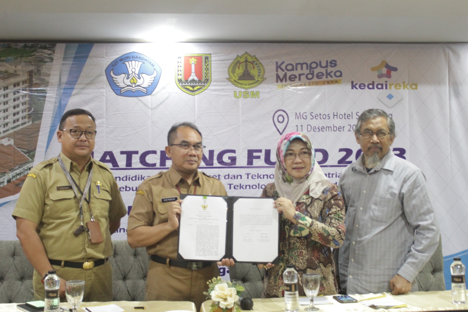 Penyerahan draft final Peraturan Wali Kota (Perwal) mengenai Pipa Resapan Horizontal PRH yang digagas Dosen Fakultas Teknik Universitas Semarang (USM) Dr Edy Susilo ST MT berlangsung di sela acara FGD 3 ''Sosialisasi dan Evaluasi PRH'' di Meeting Room Nexa, MG Setos Semarang, (11/12/2023)