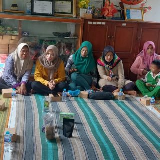 Warga pelaku UMKM Srikandi Cantik Bahari RW 15 Kelurahan Tanjung Mas, Kecamatan Semarang Utara, mendapat pelatihan dan pendampingan penggunaan aplikasi keuangan dari Tim PkM USM pada 5 Desember 2023
