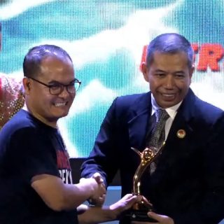Rektor Universitas Semarang (USM), Dr Supari ST MT saat menerima penghargaan perguruan tinggi berdedikasi pada Puncak Persembahan Karya Talenta Emas Indonesia 2023 dengan tema ''Merdeka Berprestasi, Talenta Emas Menginspirasi'' di Teater Tanah Airku, TMII, Jakarta pada 14 Desember 2023