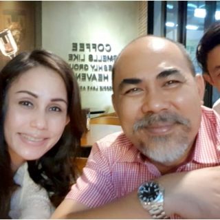 Foto kenangan kemesraan terpidana I Nyoman Adi Rimbawan bersama keluarga termasuk anak tirinya, Tisa (kiri), yang akhirnya melaporkan dugaan kasus pelecehan seksual yang mengakibatkan ayah tirinya masuk penjara