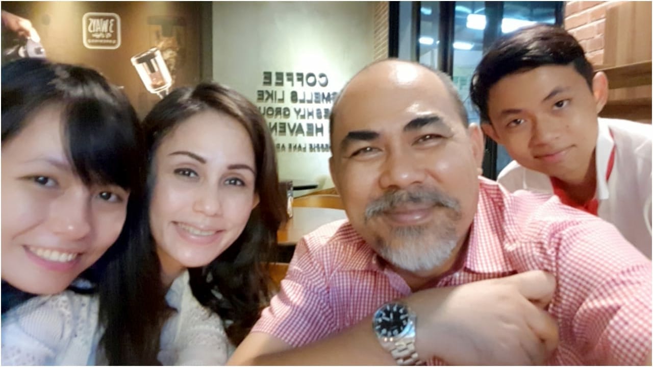 Foto kenangan kemesraan terpidana I Nyoman Adi Rimbawan bersama keluarga termasuk anak tirinya, Tisa (kiri), yang akhirnya melaporkan dugaan kasus pelecehan seksual yang mengakibatkan ayah tirinya masuk penjara