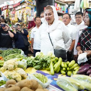 Wali Kota Semarang, Hevearita Gunaryanti Rahayu saat meninjau ketersediaan bahan pokok di Pasar Jatingaleh, Rabu (20/12).