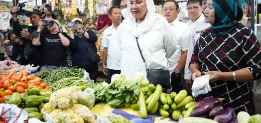 Wali Kota Semarang, Hevearita Gunaryanti Rahayu saat meninjau ketersediaan bahan pokok di Pasar Jatingaleh, Rabu (20/12).