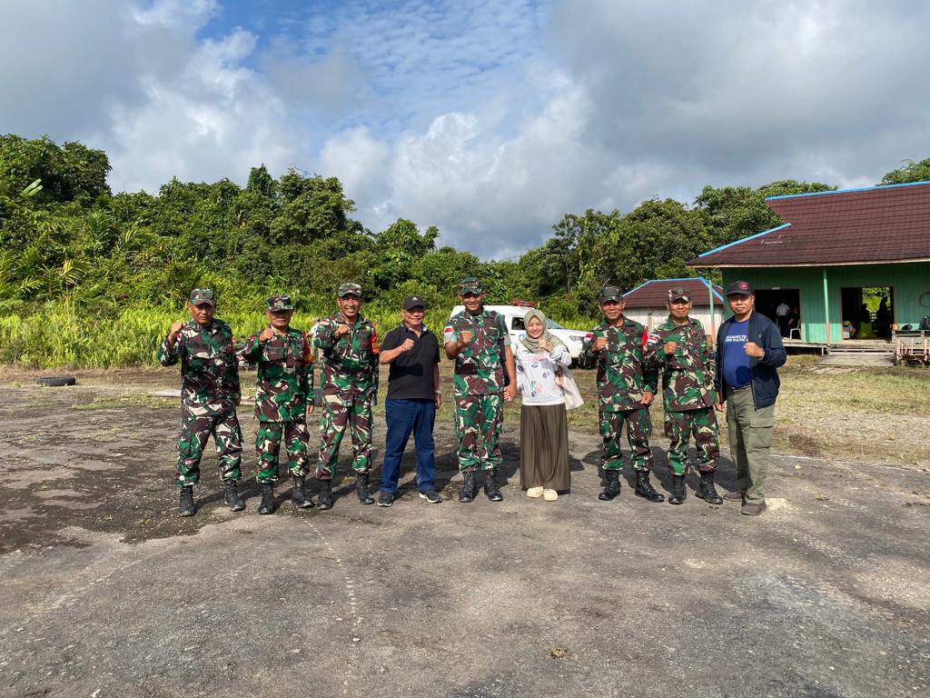Taprof Bid. Ideologi Lemhannas RI, AM Putut Prabantoro (ketiga dari kiri), Dandim  0910 / Malinau Letkol Inf. Alisun dan isteri (keempat  dan kelima dari kiri) berfoto bersama serta anggota BABINSA di depan bandara yang sangat sederhana di Mahak, Sungai Boh, Malinau, Kaltara.