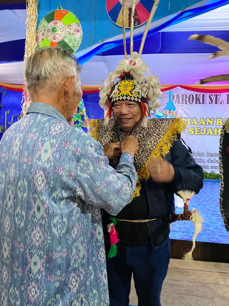 Taprof Bidang Ideologi Lemhannas RI AM Putut Prabantoro menerima penghormatan memakai pakaian adat Dayak.