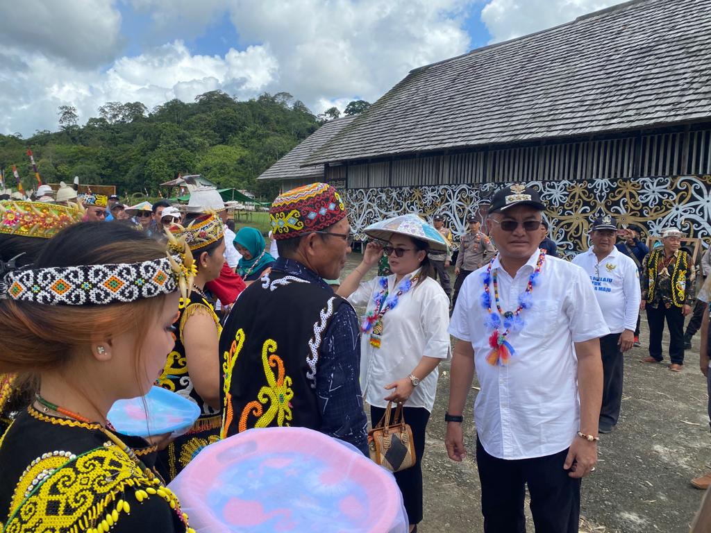 Bupati Wempi W Mawa memberikan senyum kepada masyarakat saat berkunjung ke desa Agung Baru, Sungai Boh, Malinau Kaltara, Senin (18/12/2023)