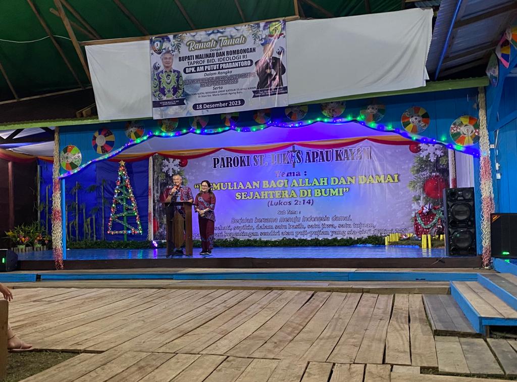 Bupati Wempi W Mawa dan isteri ketika memberi sambutan di hadapan masyarakat saat berkunjung ke desa Agung Baru, Sungai Boh, Malinau Kaltara, Senin (18/12/2023)