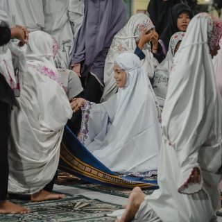 Siti Atikoh Supriyanti, istri calon Presiden RI Ganjar Pranowo, berbaur dengan santri yang akan melaksanakan sholat subuh di Pondok Pesantren Miftahul Huda 2000 Tulang Bawang, Lampung, Kamis (11/1/2024)