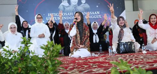 Siti Atikoh, istri capres Ganjar Pranowo menghadiri istighosah kebangsaan di Jatim Expo, Surabaya, Jumat (19/1/2024)