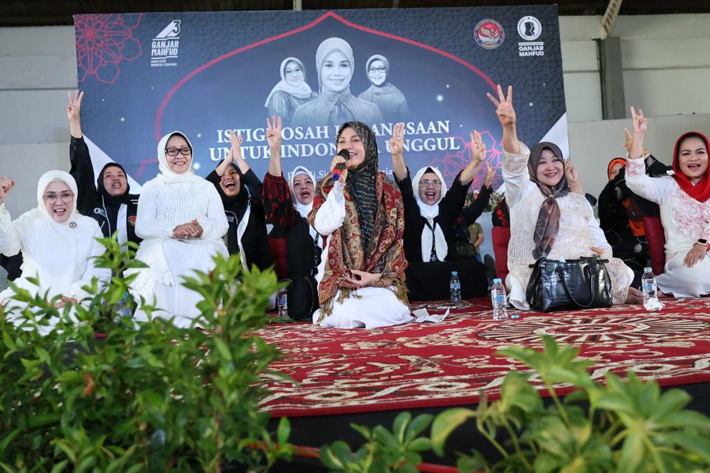 Siti Atikoh, istri capres Ganjar Pranowo menghadiri istighosah kebangsaan di Jatim Expo, Surabaya, Jumat (19/1/2024)