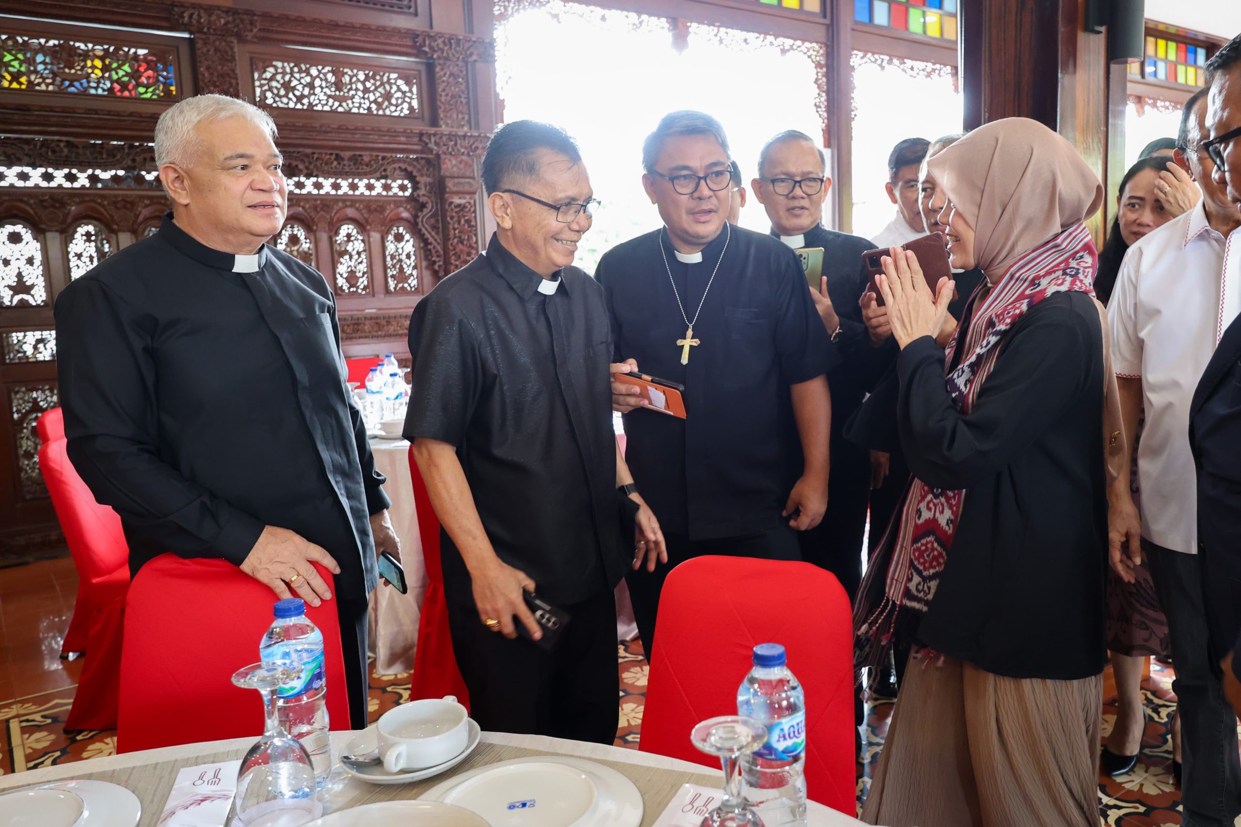 Siti Atikoh Suprianti, istri Capres nomor urut 3 Ganjar Pranowo, menggelar acara silaturahmi dengan tokoh lintas agama se-Sulawesi Utara (Sulut), di Kolongan, Minahasa Utara, Rabu (17/1/2024)