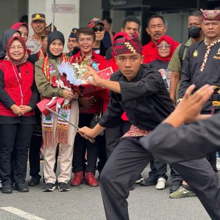 Siti Atikoh Supriyanti, istri calon presiden nomor urut 3, Ganjar Pranowo, disambut kesenian bela diri khas Lampung, Pincak Khakot setibanya di Bandar Udara Internasional Radin Inten II, Kecamatan Natar, Kabupaten Lampung Selatan, Lampung, Selasa (9/1/2024)