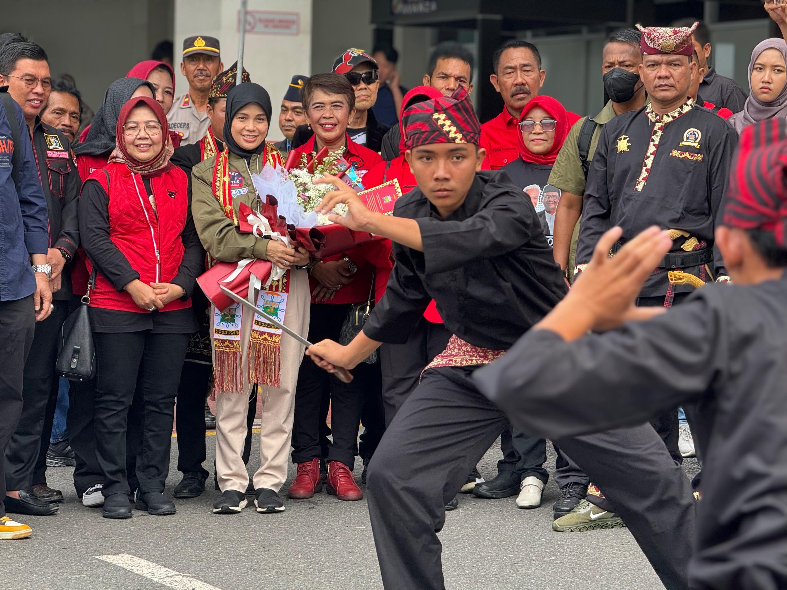 Siti Atikoh Supriyanti, istri calon presiden nomor urut 3, Ganjar Pranowo, disambut kesenian bela diri khas Lampung, Pincak Khakot setibanya di Bandar Udara Internasional Radin Inten II, Kecamatan Natar, Kabupaten Lampung Selatan, Lampung, Selasa (9/1/2024)