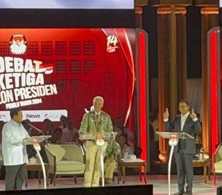 Tiga Capres, yakni Ganjar Pranowo, Prabowo Subianto, dan Anies Baswedan, tampil dalam debat ketiga Pilpres 2024, Minggu (7/1)