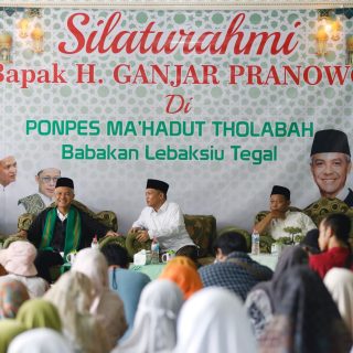 Capres nomor urut 3, Ganjar Pranowo, mengunjungi Pondok Pesantren Ma'hadut Tholabah Jatimulya Kecamatan Lebaksiu, Kabupaten Tegal, Kamis (11/1/2024). Ganjar melakukan diskusi dengan para santri dan pengasuh pondok
