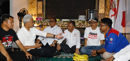 Capres nomor urut 3, Ganjar Pranowo, mengajak dialog warga saat singgah di rumah Beni Aryo, seorang aktivis buruh di Desa Jagapura, Kecamatan Kersana, Brebes, Rabu (10/1/2024)