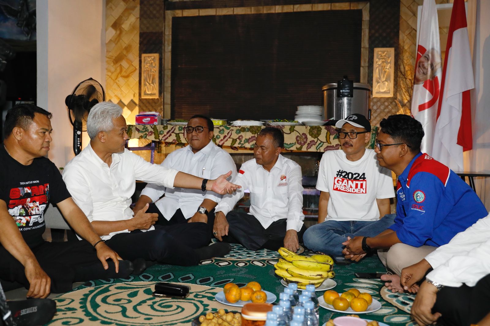 Capres nomor urut 3, Ganjar Pranowo, mengajak dialog warga saat singgah di rumah Beni Aryo, seorang aktivis buruh di Desa Jagapura, Kecamatan Kersana, Brebes, Rabu (10/1/2024)