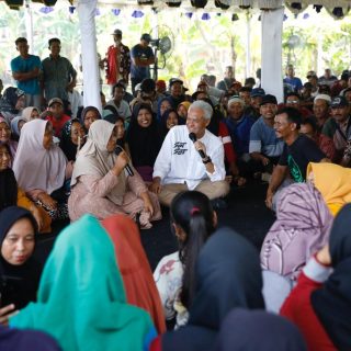 Capres Ganjar Pranowo berdiskusi dan mendengarkan aspirasi para petani di Desa Kutukan Kecamatan Randublatung Blora, Kamis (4/1/2024)