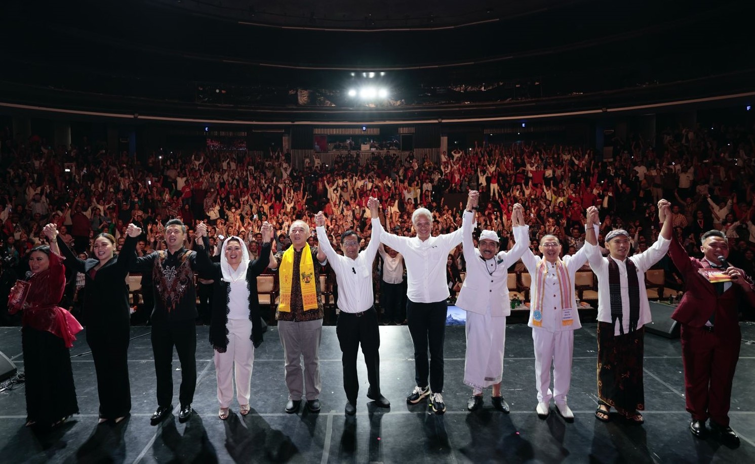 Pasangan Capres-Cawapres nomor urut 3, Ganja-Mahfud, menghadiri Perayaan Natal dan Tahun Baru (Nataru) 2024 di acara Konser Lilin Putih di Balai Sarbini, Jakarta Pusat, Rabu (3/1/2024)