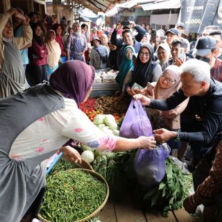 Capres nomor urut 3, Ganjar Pranowo, melakukan blusukan ke Pasar Pahingan Kalibening, Banjarnegara, serta memborong sayuran, Selasa (16/1/2024)