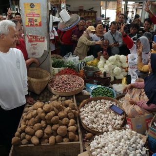 Capres nomor urut 3 Ganjar Pranowo mengunjungi Pasar Sayur Magetan. Suasana pasar seketika ramai dan para pedagang merasa senang karena selama ini kondisinya sepi
