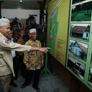 Didampingi juru kunci, Sagimin, Capres nomor urut 3 Ganjar Pranowo mengunjungi dan berkeliling ke semua sudut rumah pahlawan nasional Dr Radjiman di Desa Dirgo, Kecamatan Widodaren, Ngawi, Kamis (18/1/2024)