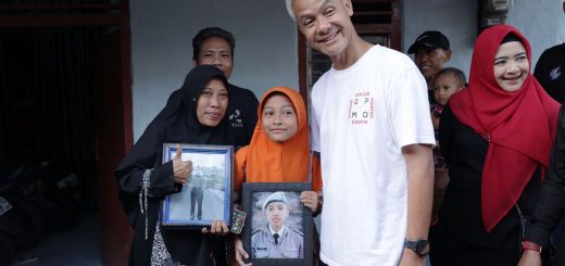 Diarni dan keluarga bersama Capres Ganjar Pranowo menunjukkan foto Fahri Huzaini, lulusan SMKN Jawa Tengah yang kini menjadi anggota TNI