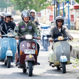 Capres nomor 3 Ganjar Pranowo naik vespa bersama ratusan Scooteris Pekalongan dan Pemalang, Selasa (16/1/2024). Ganjar juga mengajak komunitas vespa untuk blusukan ke Pasar Kajen Kabupaten Pekalongan