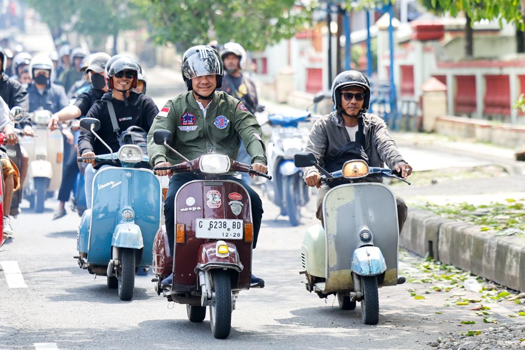 Capres nomor 3 Ganjar Pranowo naik vespa bersama ratusan Scooteris Pekalongan dan Pemalang, Selasa (16/1/2024). Ganjar juga mengajak komunitas vespa untuk blusukan ke Pasar Kajen Kabupaten Pekalongan